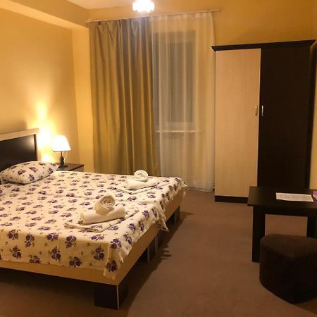 Bloor Hotel 耶烈万 外观 照片