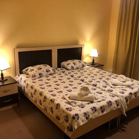 Bloor Hotel 耶烈万 外观 照片