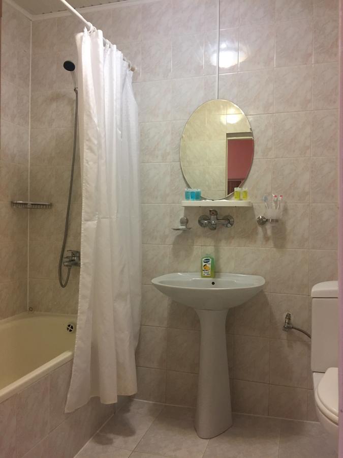 Bloor Hotel 耶烈万 外观 照片
